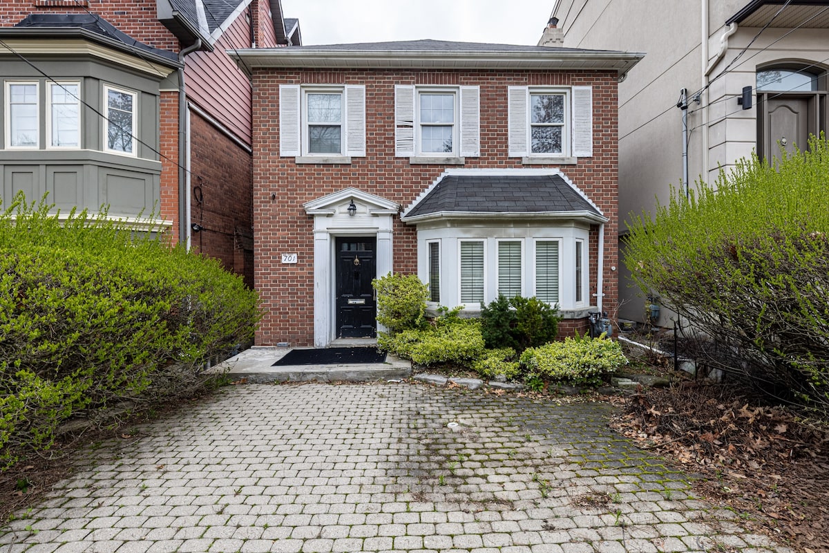 Home primed for rebuild gets 14 bids, sells $630,000 over asking