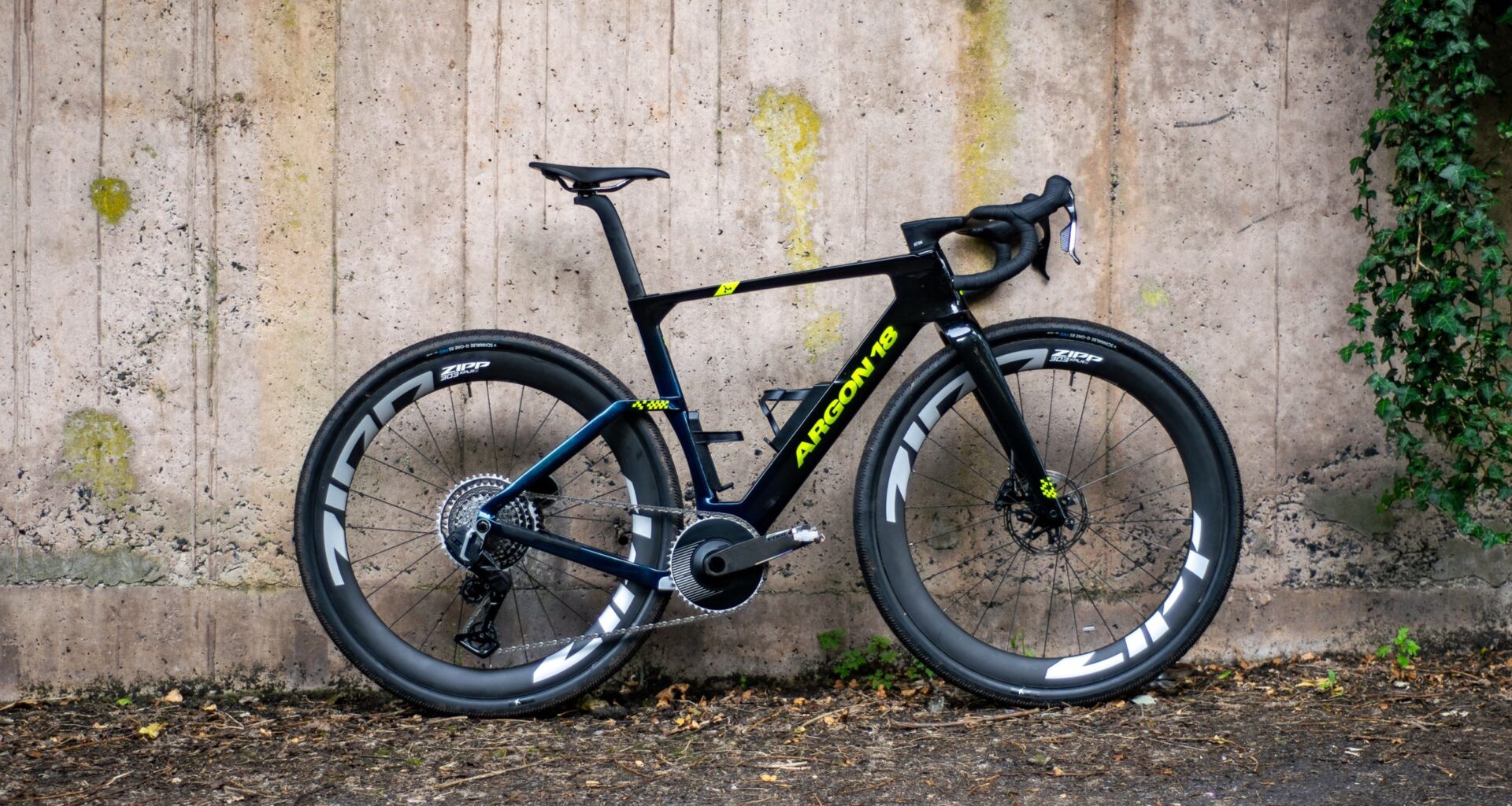 An Argon 18 Anti Matter gravel bike in front of a concrete wall