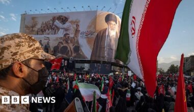Iran threatens to block more trade routes as US launches fresh strikes - BBC
