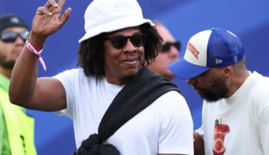 Jay-Z show at Yankee Stadium delayed for hours after fans without tickets rush entrances - Toronto Star