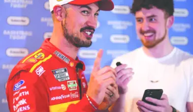 Logano snaps winless drought to get back in NASCAR Chase