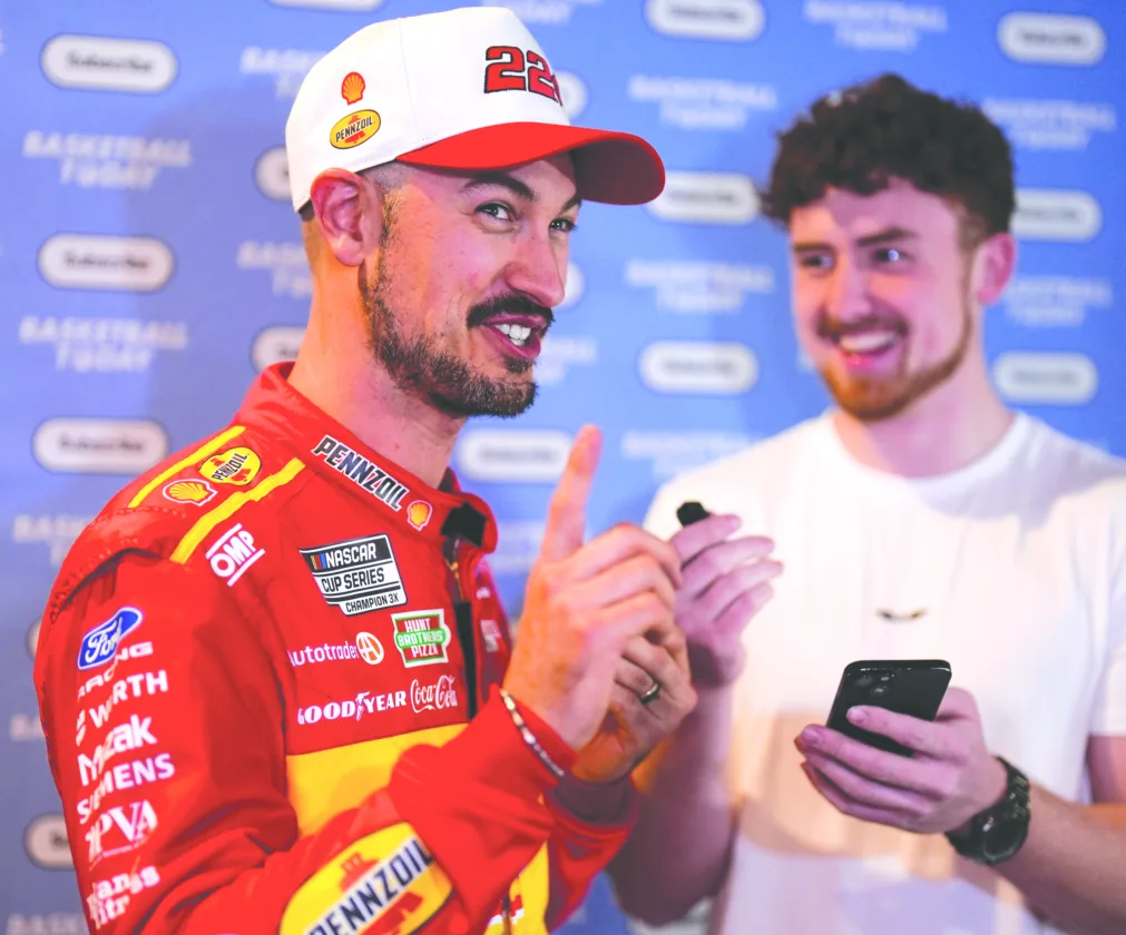 Logano snaps winless drought to get back in NASCAR Chase
