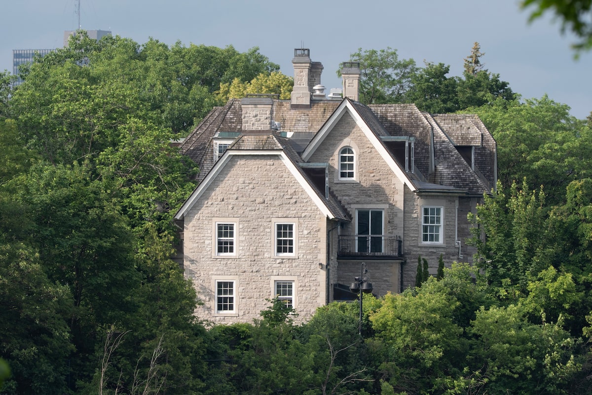 Will great design win at 24 Sussex, or bureaucratic fear?