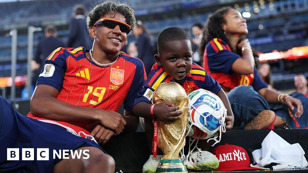 Lamine Yamal celebrates World Cup win with little brother who charmed fans - BBC
