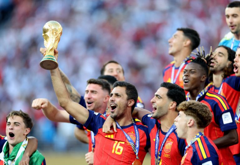 EAST RUTHERFORD, NEW JERSEY - JULY 19: Rodri #16 of Spain lifts the FIFA World Cup Winners Trophy after the teams victory following the FIFA World Cup 2026 Final match between Spain and Argentina at New York New Jersey Stadium on July 19, 2026 in East Rutherford, New Jersey. Dan Mullan/Getty Images/AFP (Photo by Dan Mullan / GETTY IMAGES NORTH AMERICA / Getty Images via AFP)