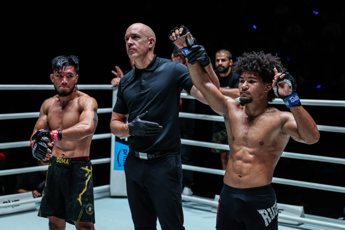 Antonio Cesar beats Lito Adiwang, gets his arm raised by referee Olivier Coste