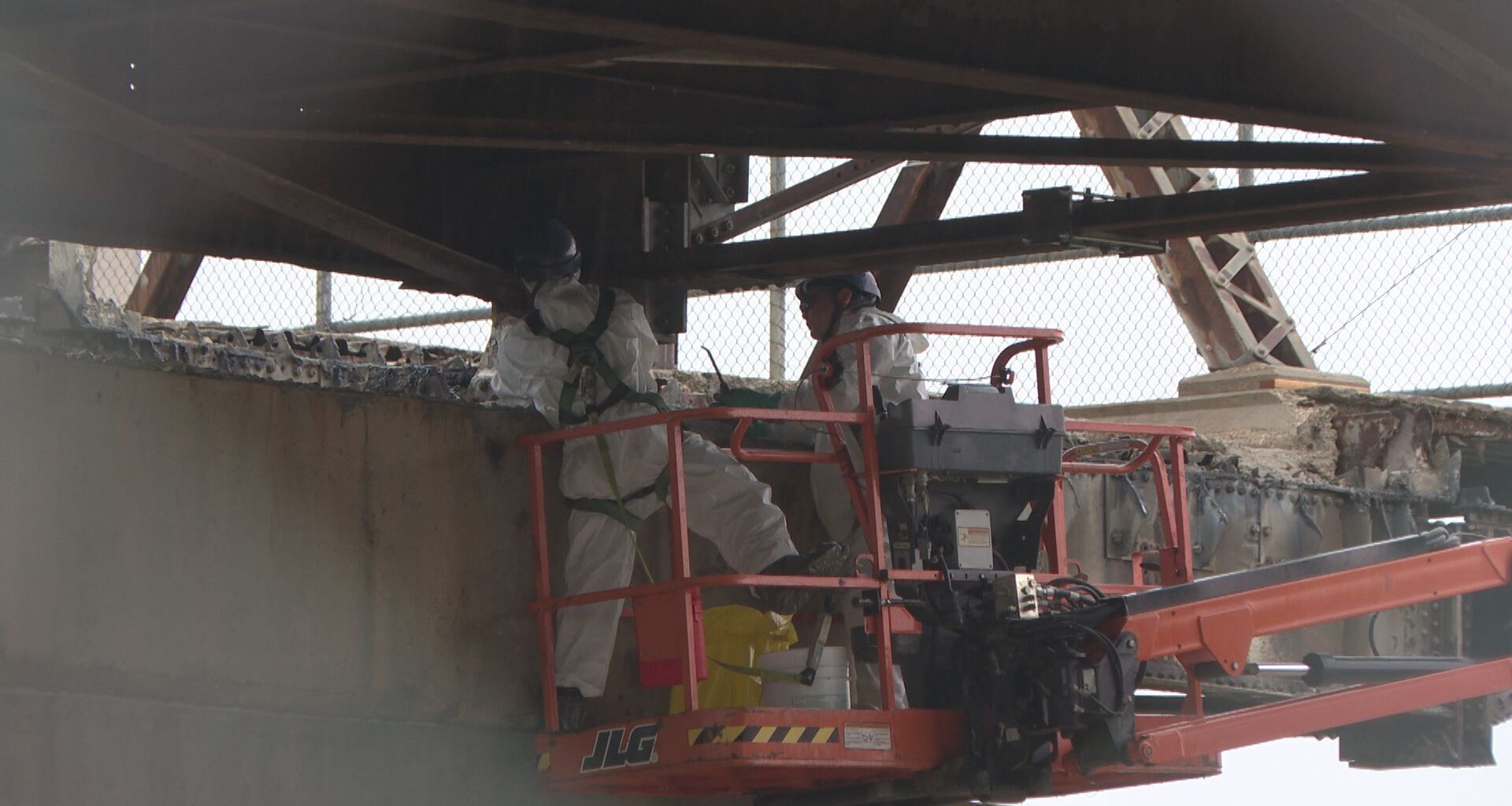 Crews begin dismantling historic Arlington Bridge