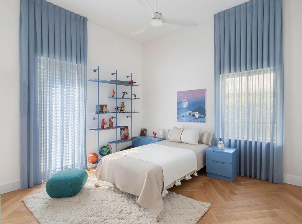 One of the children’s rooms, with blue used in a relatively light dose (Photo: Ori Ackerman) וילה בשפלה, עיצוב: איתמר לוי