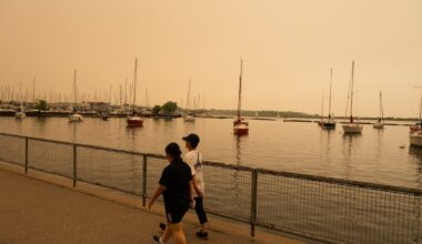 Wildfire smoke: Toronto closes pools, outdoor camps