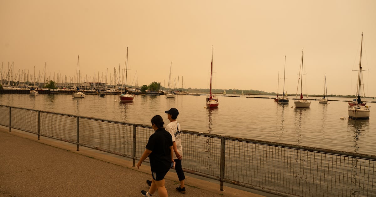 Wildfire smoke: Toronto closes pools, outdoor camps