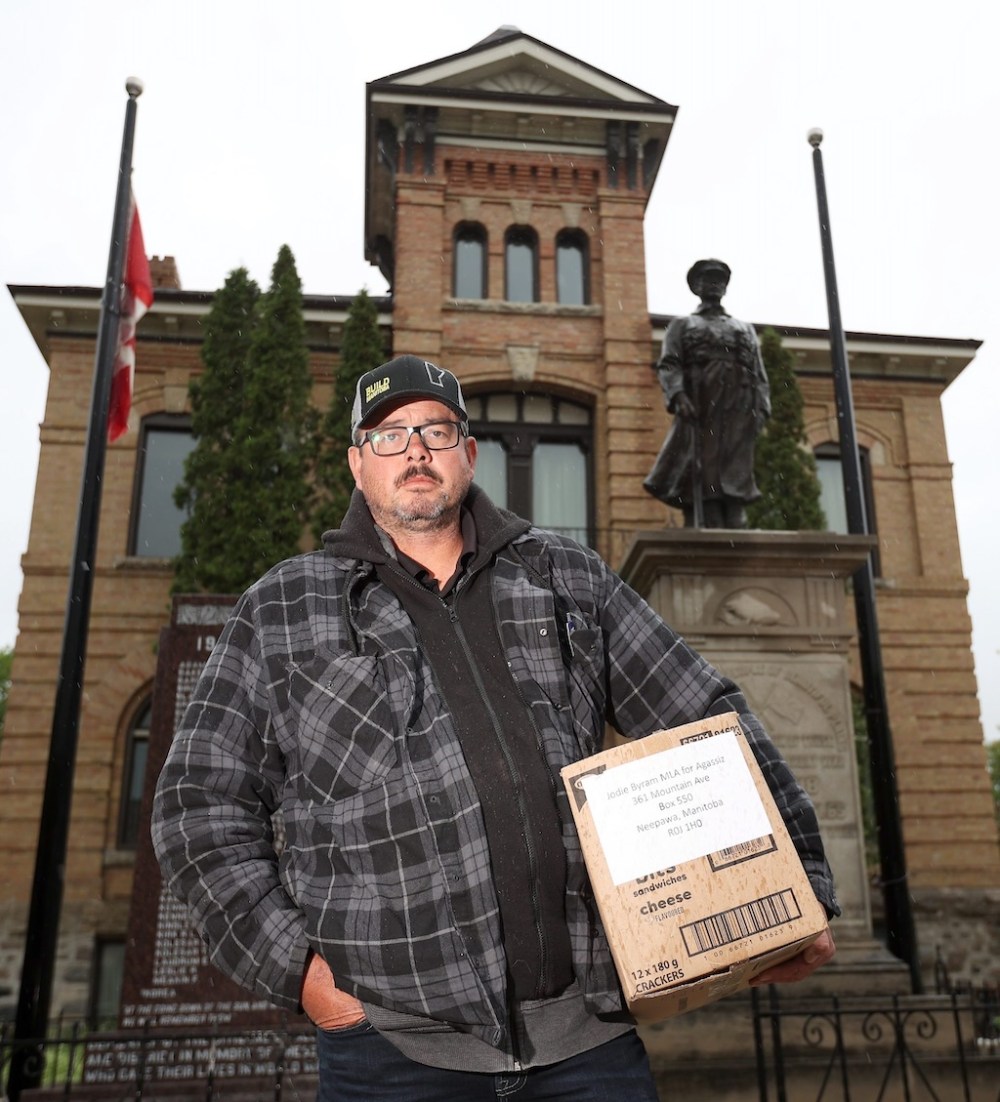 TIM SMITH / BRANDON SUN
Trevor Bennett, a resident of the RM of Rosedale, holds a box of letters from area residents in opposition to a proposed windmill project.