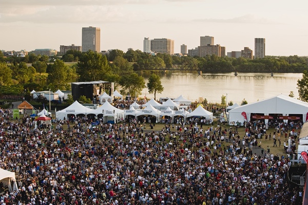 photo of rbc bluesfest crowds copyright ottawa tourism.