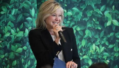 Former mayor Bonnie Crombie officially registers to run again in Mississauga