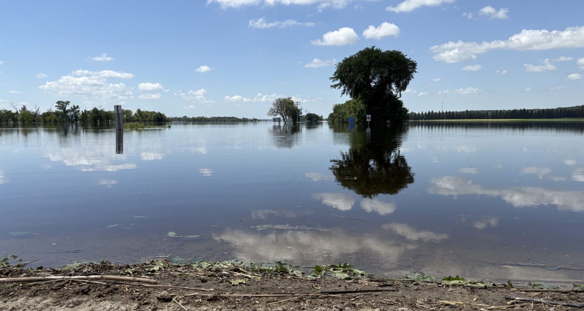 City of Brandon removing 'super sandbags' water level of Assiniboine River continues to recede