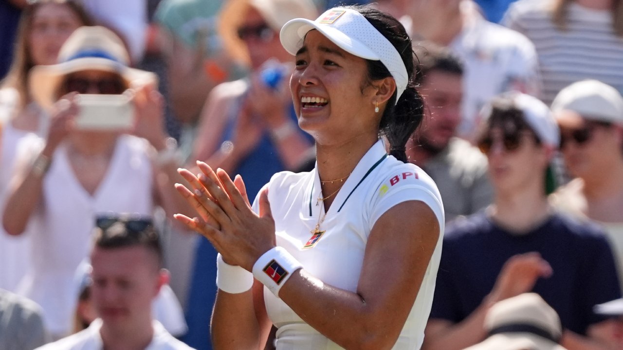 Defending Wimbledon champion Iga Swiatek loses to Alexandra Eala