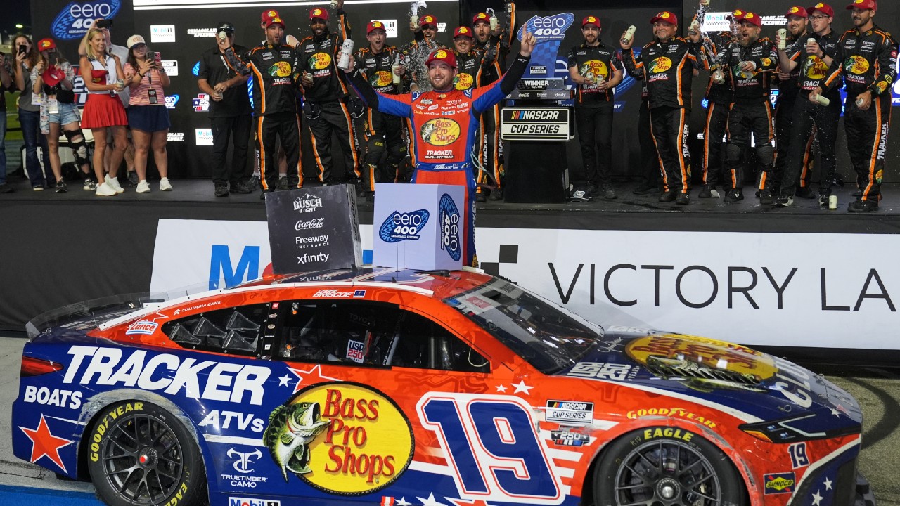 Briscoe holds off Bell in NASCAR’s return to Chicagoland Speedway