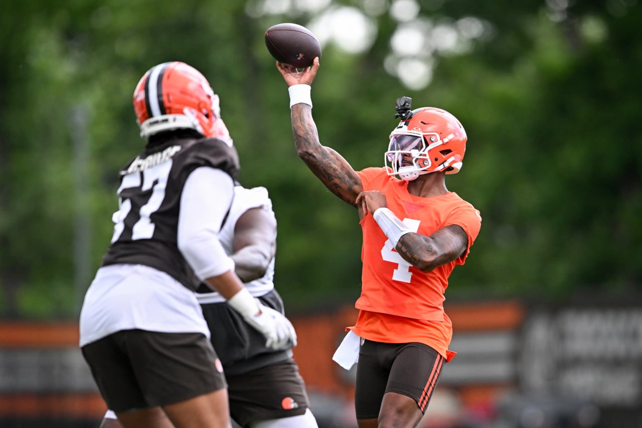 Sportsbooks Track Quarterback Battles as NFL Camps Open