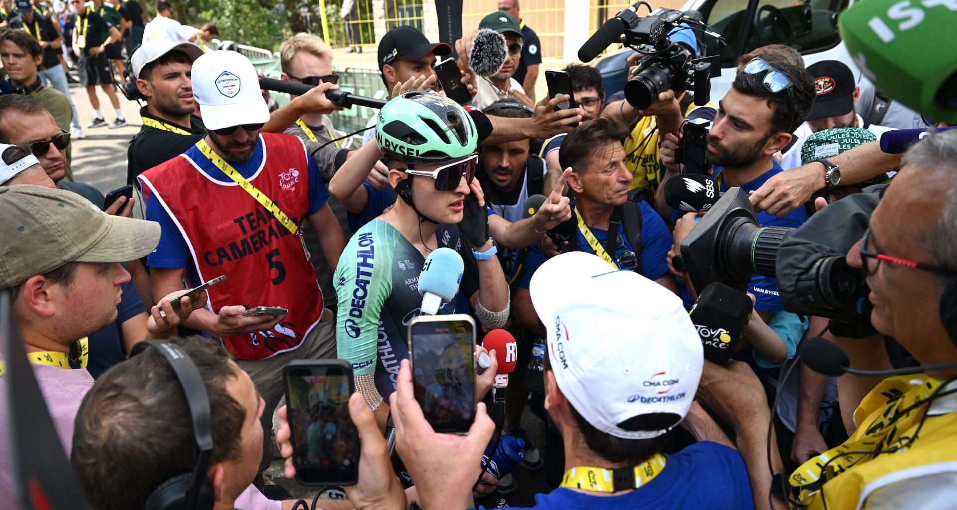 'He's on a good team' - French President Emmanuel Macron visits the Tour de France and urges Paul Seixas to stay with Decathlon CMA CGM