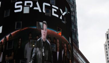 SpaceX stock falls below its IPO price despite a wall of bullish analyst price targets