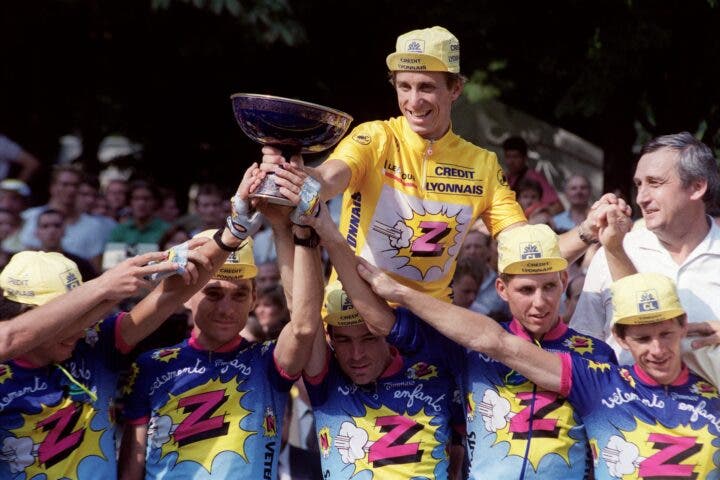US cyclist Greg Lemond wearing the yellow jersey holds the trophy, 22 July 1990 after winning the 21th stage of the 79th Tour de France cycling race, between Bretigny and Paris. (Photo by AFP)
