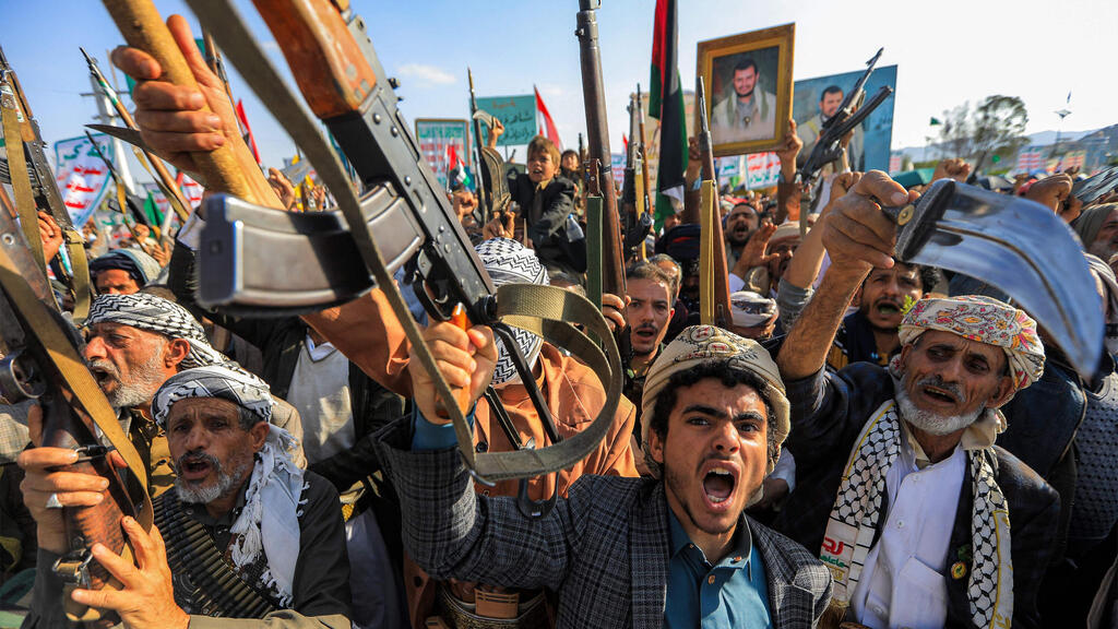 Houthi supporters in Sanaa (Photo: Mohammed Huwais/AFP) הפגנת חות'ים בתימן
