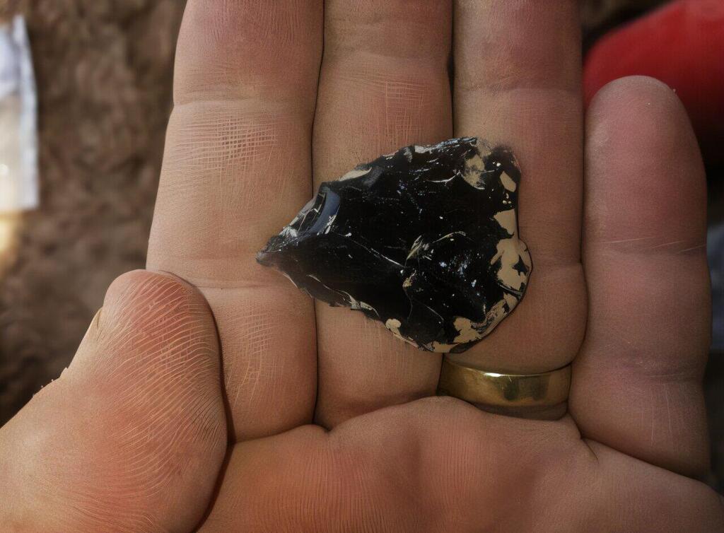 Similar stone-tool technologies found across the region suggest that prehistoric hunter-gatherers maintained extensive networks of knowledge exchange despite living in small, dispersed populations (Photo: Dr. Ariel Malinsky-Buller) כלי פרהיסטורי מאובסידיאן (זכוכית געשית) שהתגלה במערת אררט-1 בארמניה