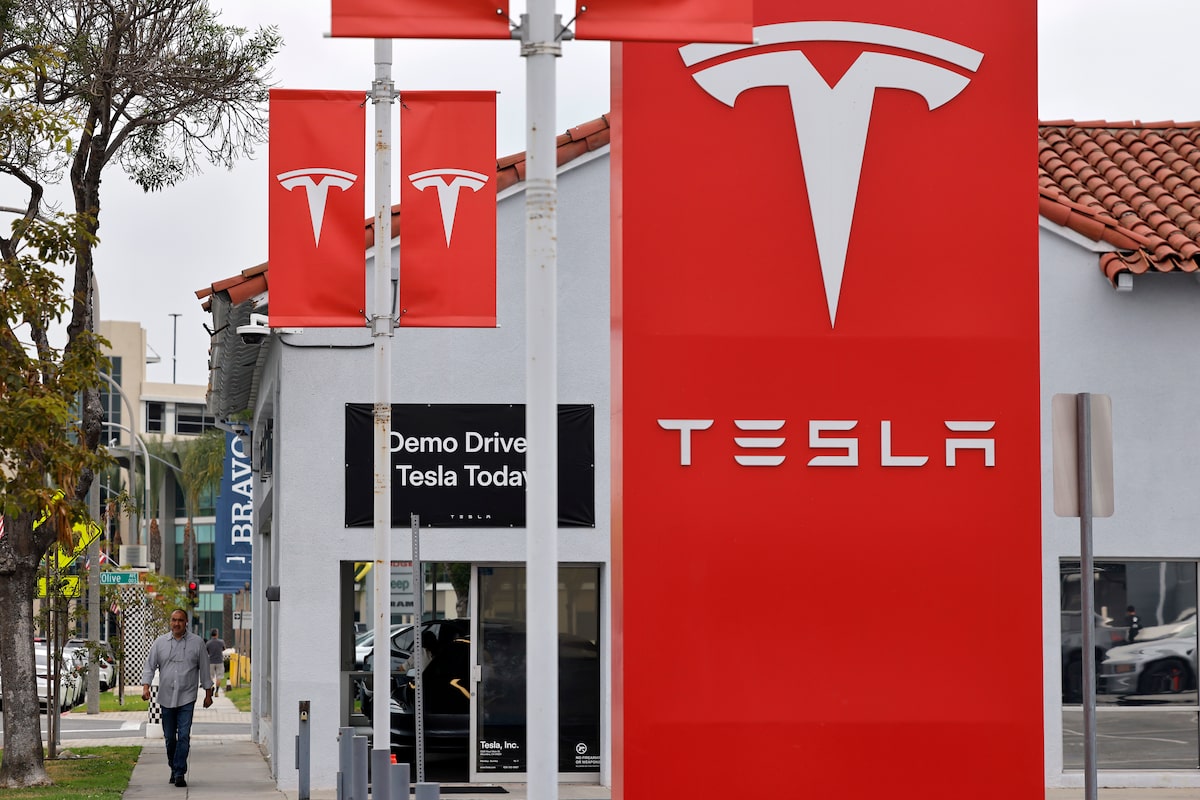 Elon Musk’s Tesla reports negative free cash flow for first time in more than two years