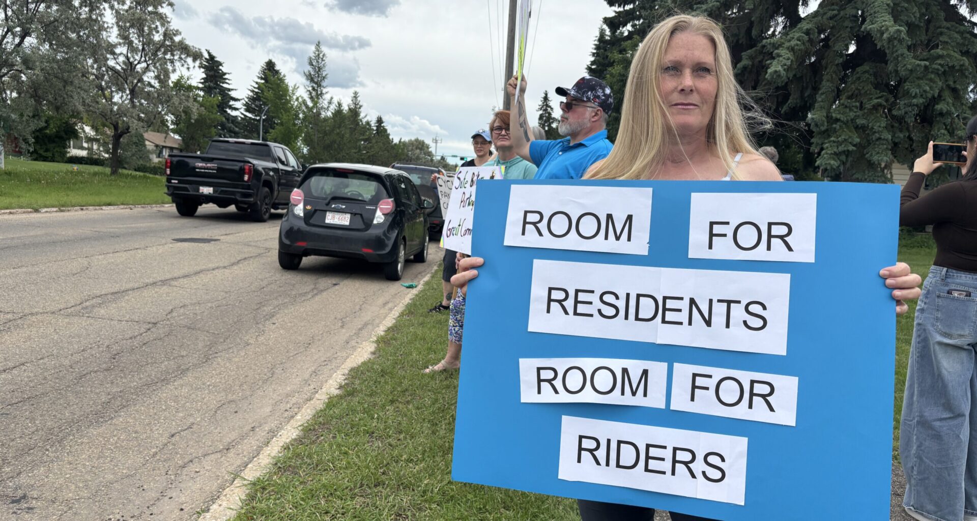 ‘Win-Win’: Edmonton residents push to keep both bike lanes and parking spaces on 50th Street