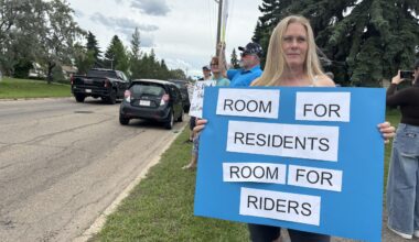 ‘Win-Win’: Edmonton residents push to keep both bike lanes and parking spaces on 50th Street