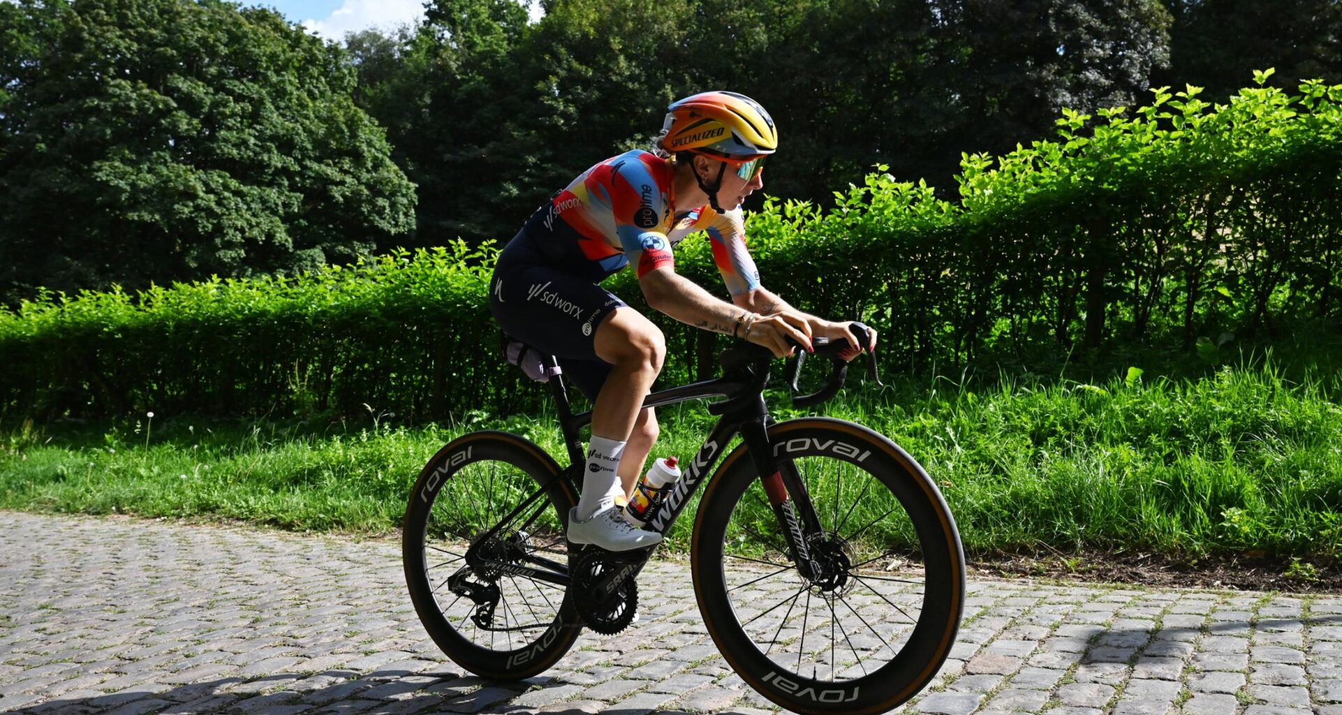 Lorena Wiebes overcomes messy lead-out to sprint to victory on opening stage of Tour de Pologne Women