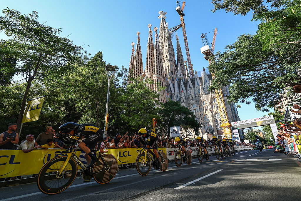 Team Visma | Lease a Bike riders cycle past the Sagrada Familia Basilica during the 1st stage of the 113th edition of the Tour de France cycling race, a 19,6 km team time trial stage in and around Barcelona in northeastern Spain, on July 4, 2026. (Photo by Anne-Christine POUJOULAT / AFP)