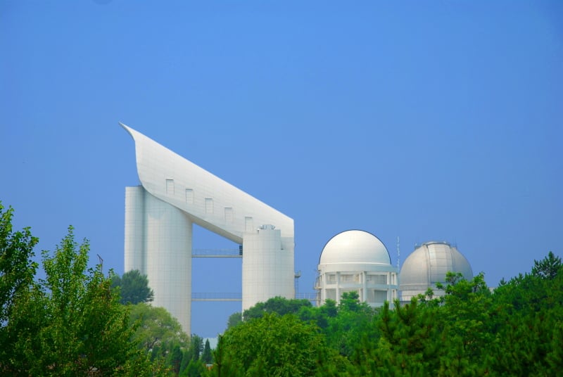 The LAMOST telescope at Xinglong Station in Hebei Province, China, whose high resolution spectroscopy of hundreds of thousands of stars was central to this new estimate of the universe's age.