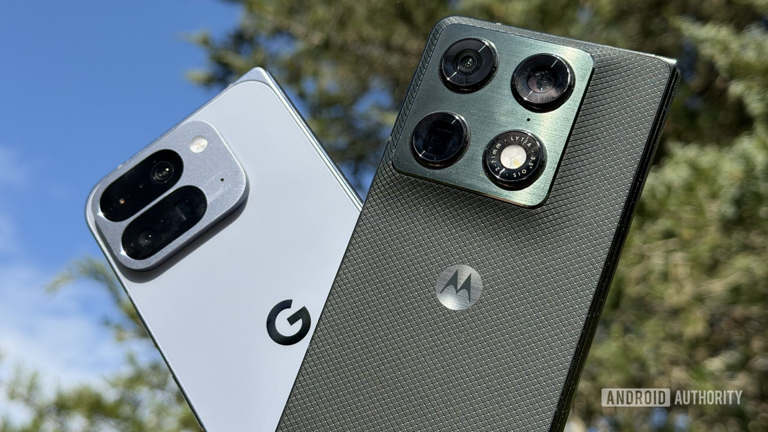 Motorola Razr Fold Google Pixel 10 Pro Fold sunlight