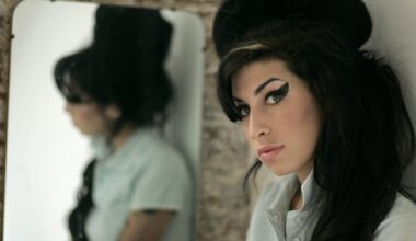 Judge orders Amy Winehouse’s father to pay nearly £1 million to her friends - CTV News