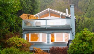 Panoramic views help Deep Cove home sell for $2.5-million despite sluggish market