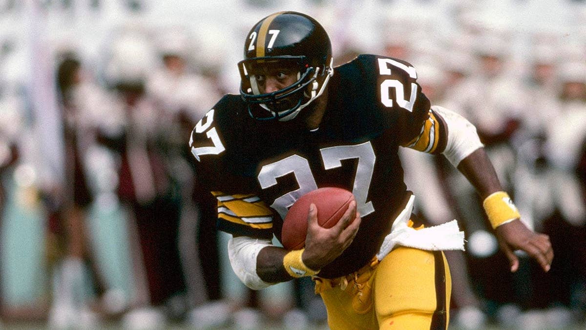Greg Hawthorne returns a kickoff during a football game.