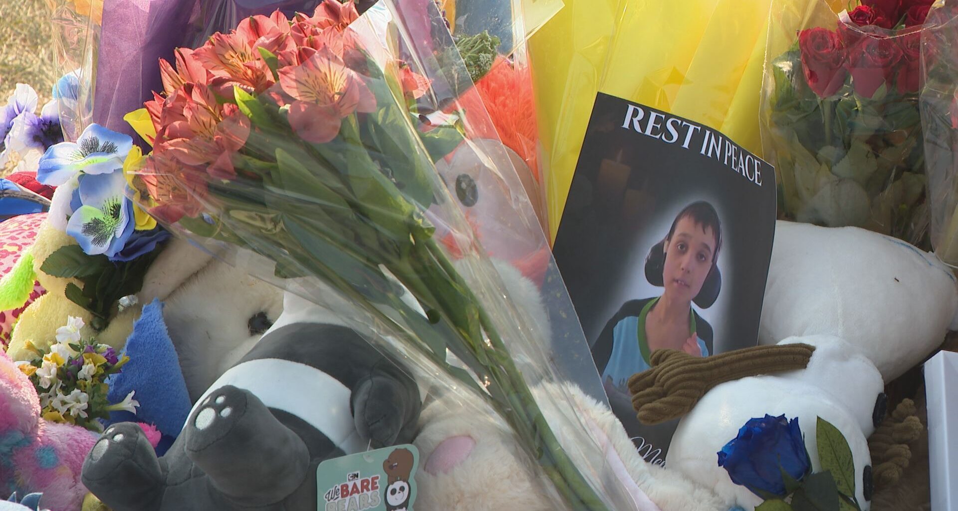 Calgarians mourn parker, call for changes to alert system at memorials across the city