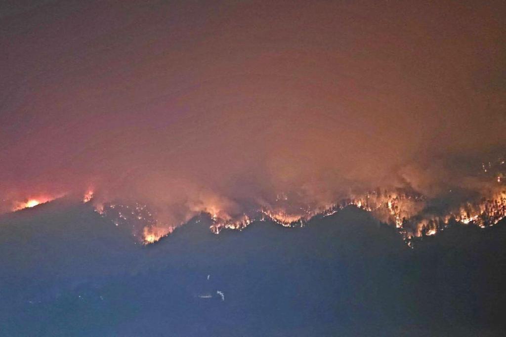 More evacuation orders issued for Pear Lake fire near Clinton