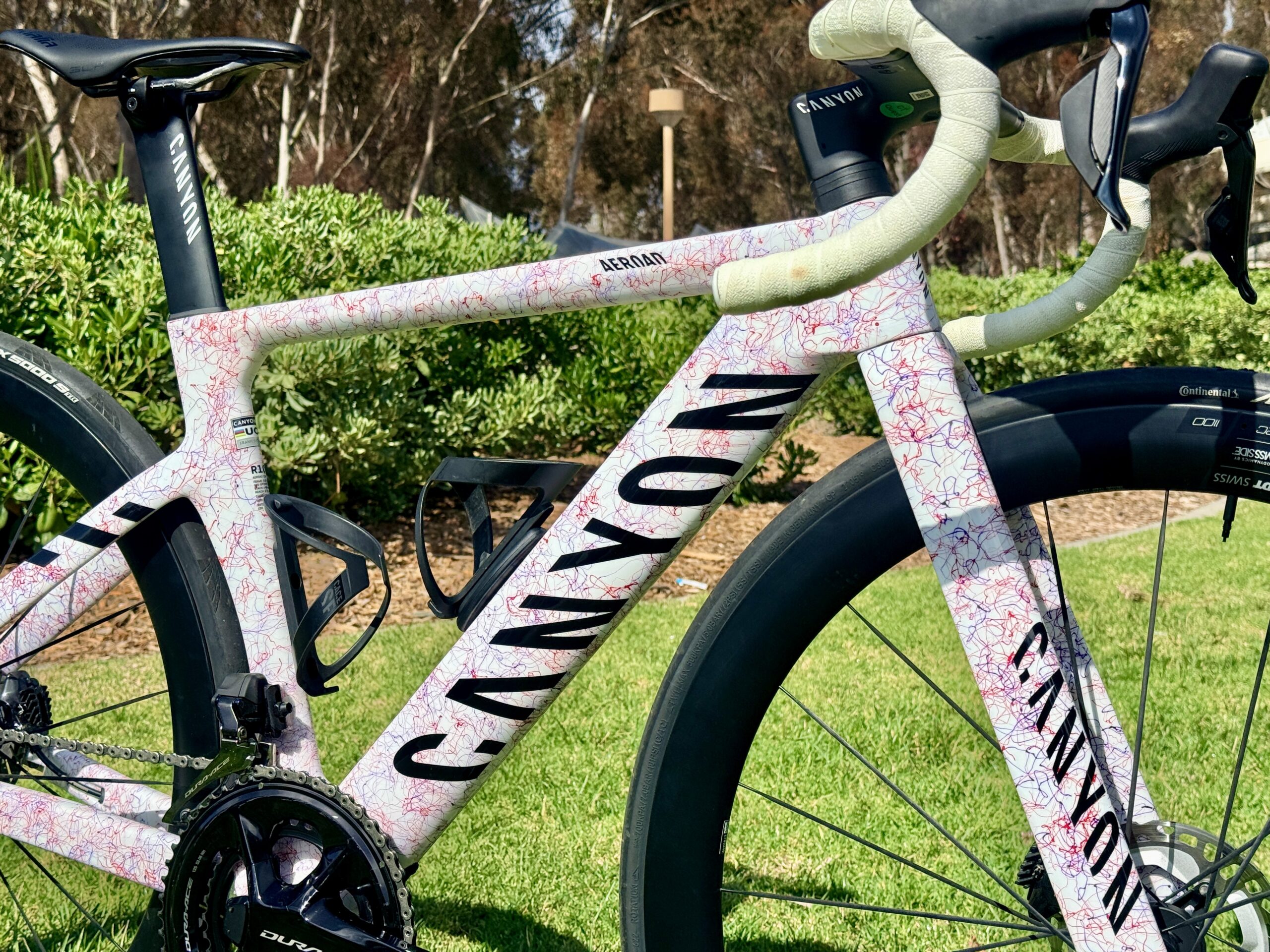 Drive-side detail of the Canyon Aeroad CFR: Shimano Dura-Ace crankset and custom paint