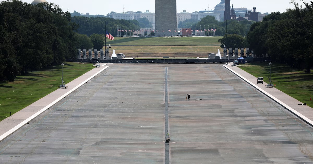 Drained Reflecting Pool reveals Trump's 'American flag blue' liner is now closer to gray - CTV News