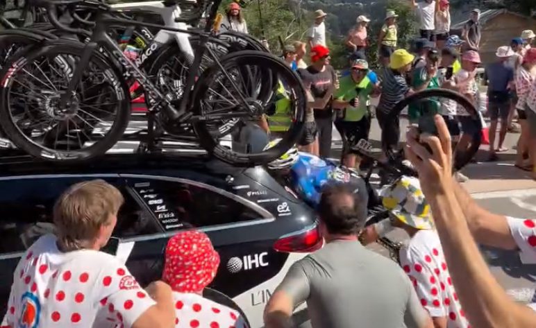 Alpe d'Huez 'fans' cause Movistar rider to crash, abandon on Stage 19