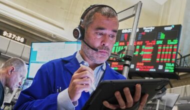 Markets today: AI stocks keep falling, oil prices keep climbing