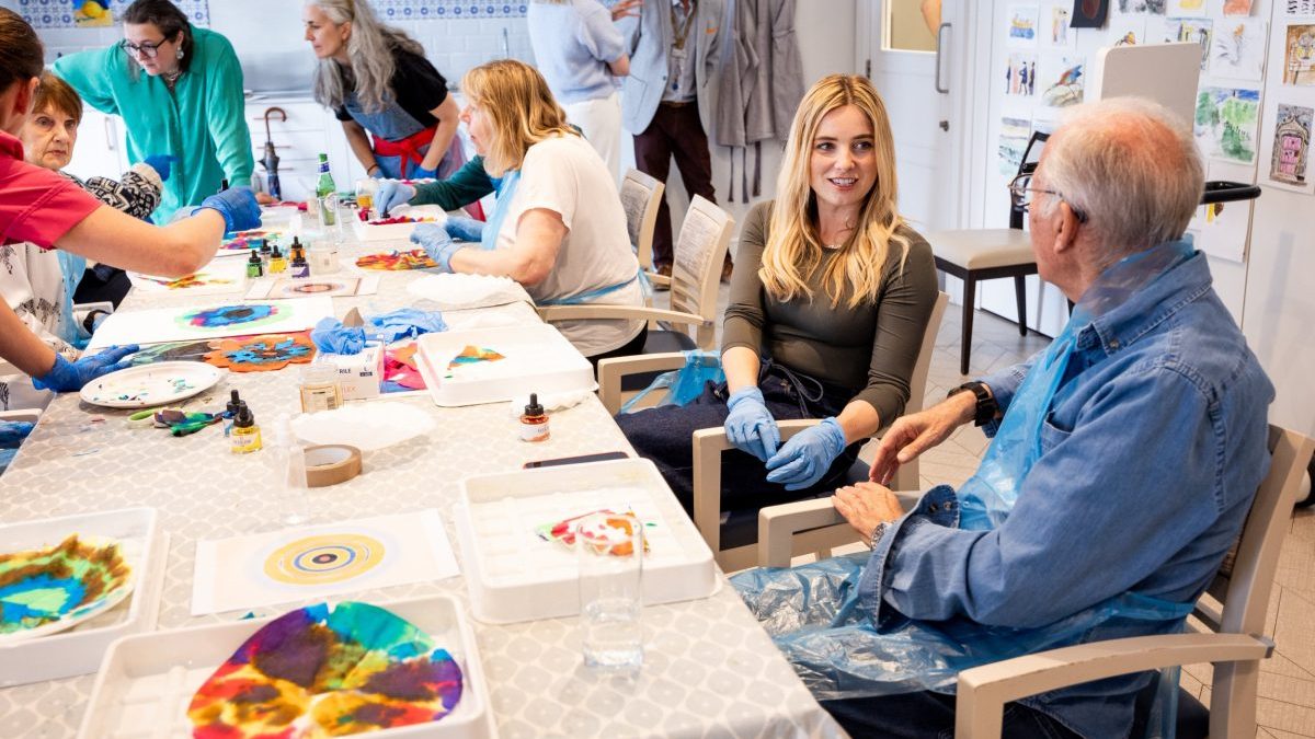 LONDON, ENGLAND - JUNE 10: Sian Welby takes part in an art class during her visit to Wandsworth Common Care Home ahead of Care Home Open Week on June 10, 2025 in London, England. The radio DJ regularly campaigns for dementia awareness, having shared her own experiences following her father's Alzheimer's diagnosis. (Photo by Tristan Fewings/Getty Images)