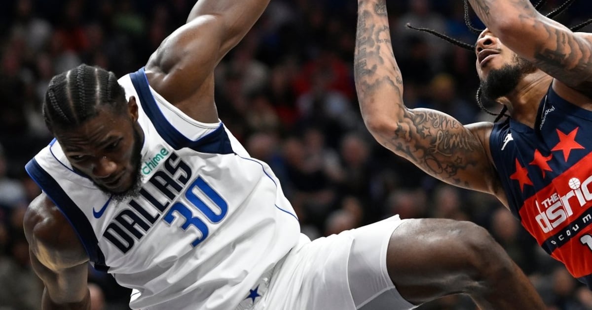 Dallas Mavericks re-sign center Moussa Cisse following reports of an offer sheet from New York Knicks