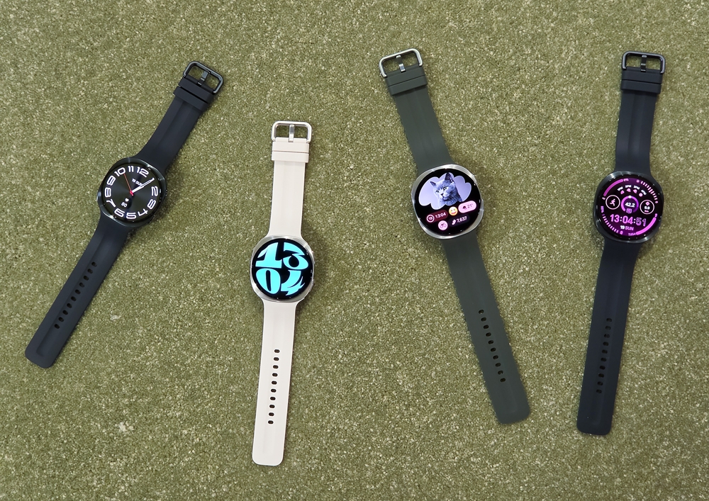 (From left) Galaxy Watch9 comes in 40- and 44-millimeter sizes. 