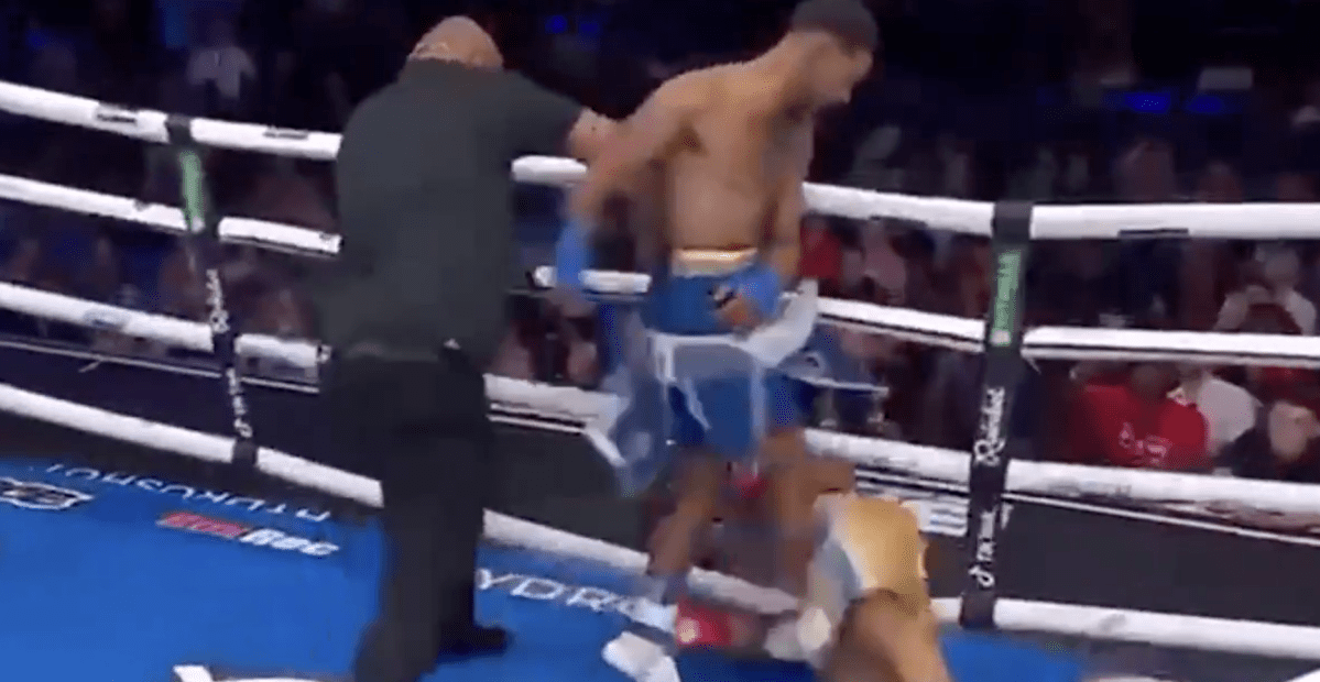Video: Fighter gets kicked out of the ring by opponent, returns and scores vicious knockout