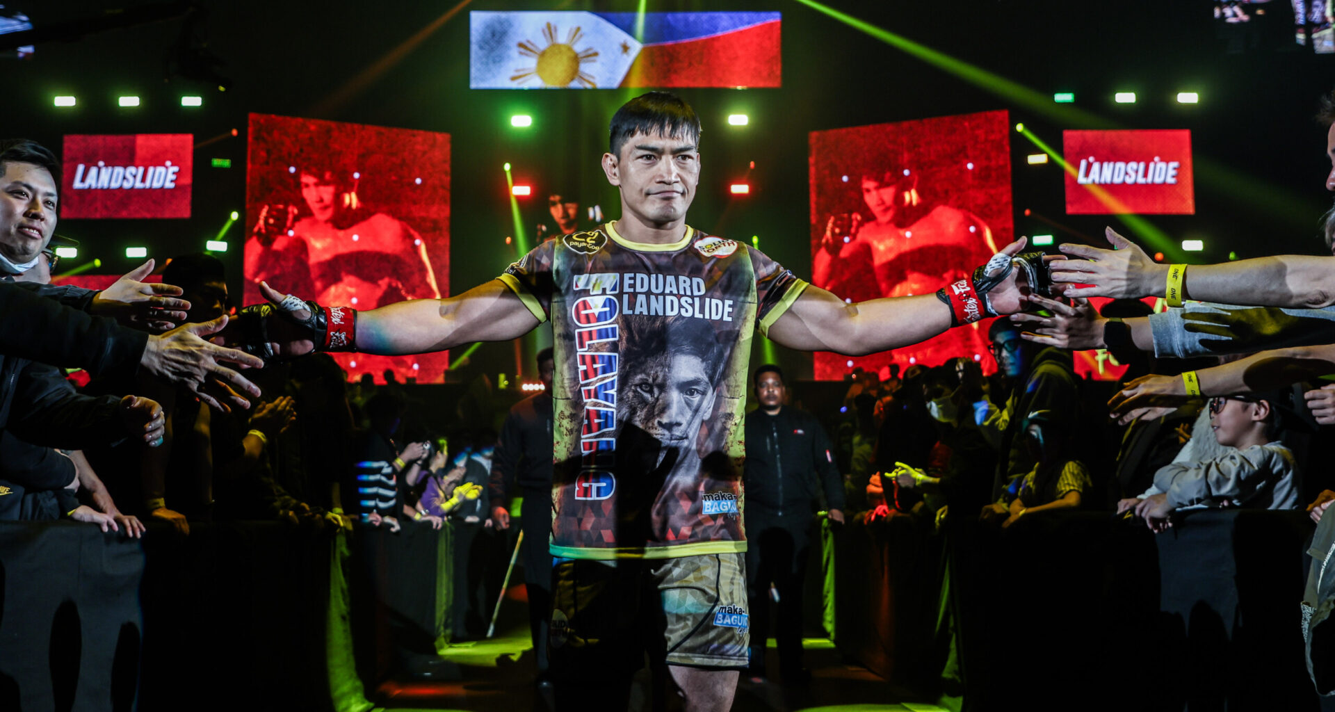 Eduard Folayang enters the Circle against Shinya Aoki at ONE 172