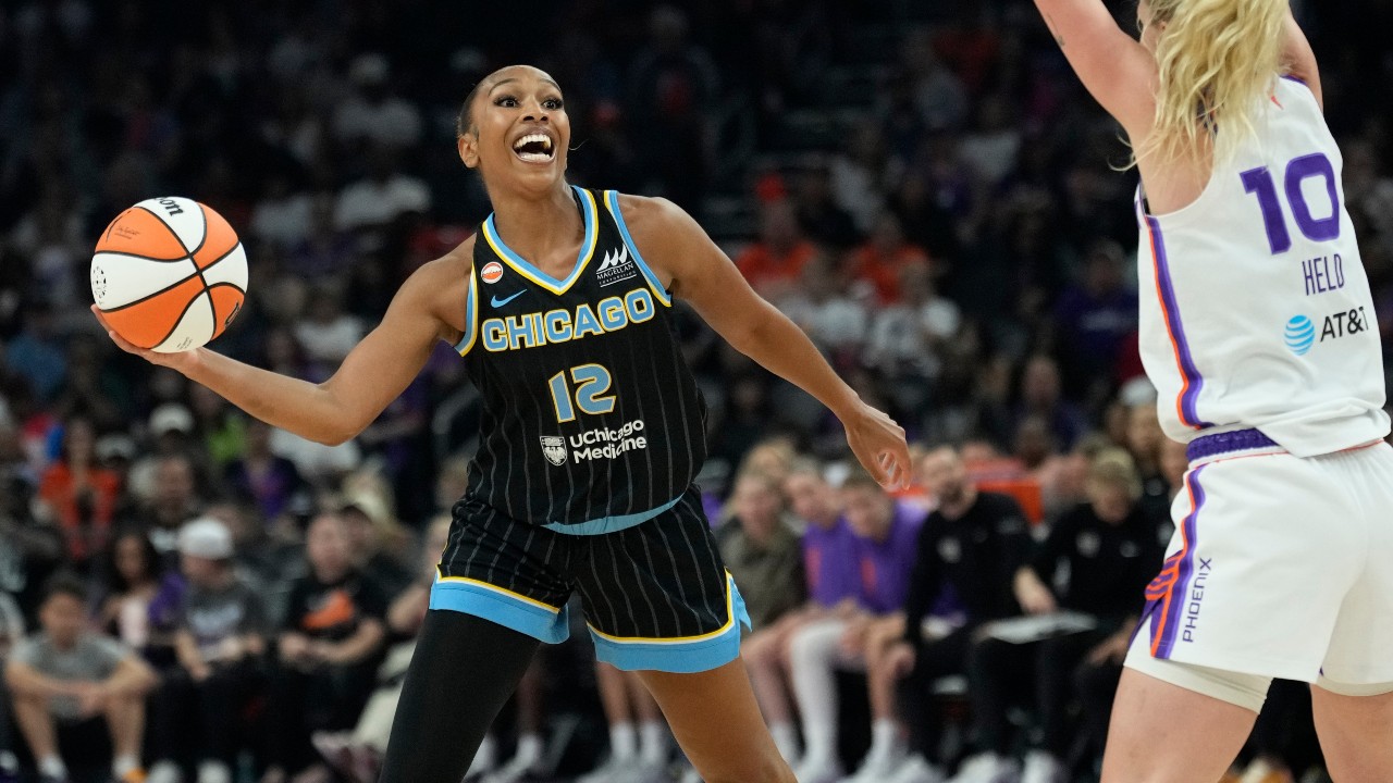 Taylor's big fourth quarter lifts Sky beat over Mercury