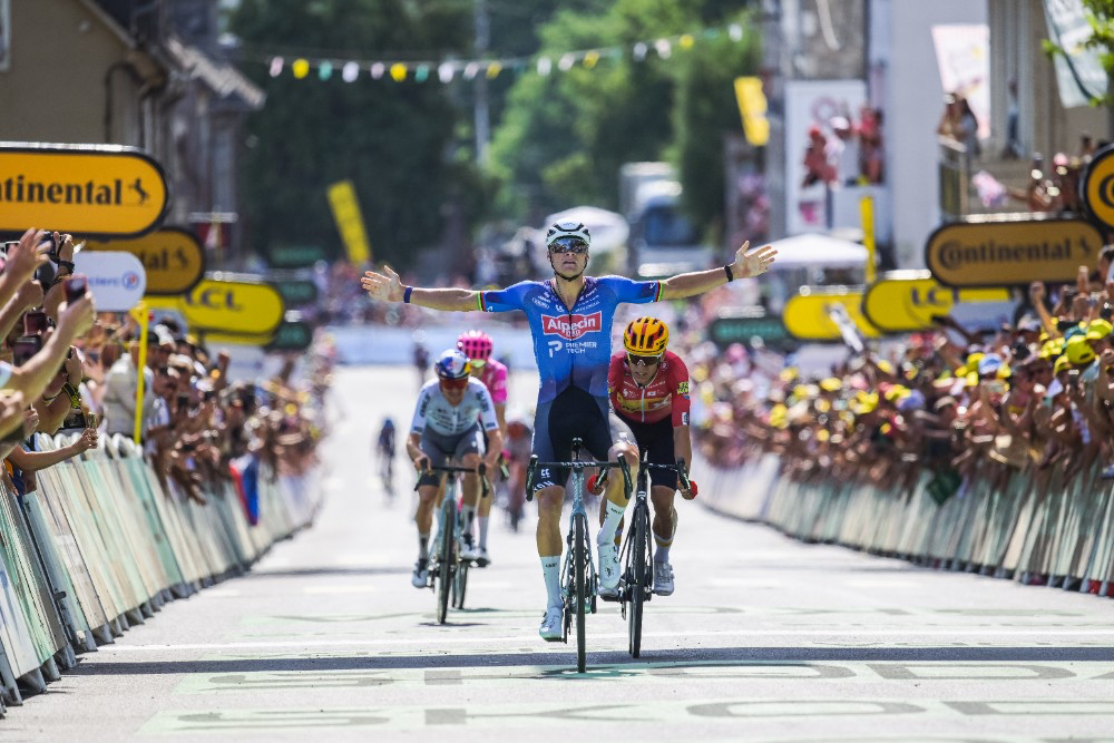 Mathieu Van der Poel won the sprint over his breakaway companions in Stage 9 of the 2026 Tour de France. Photo: © A.S.O / Charly Lopez