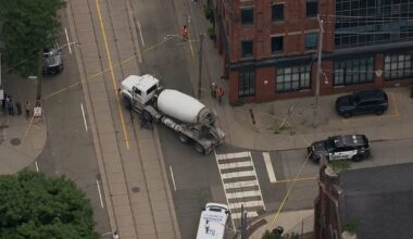 Cyclist struck by driver in downtown Toronto, portion of Queen Street closed to traffic – CP24